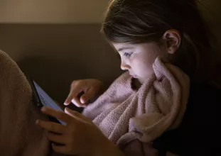 jeune enfant devant un écran