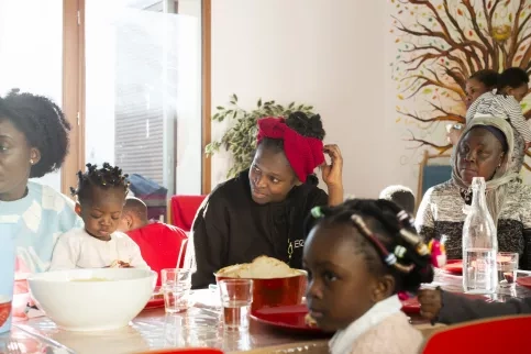 Des mamans sont atour d'une table et partagent un bon moment avec leurs enfants.