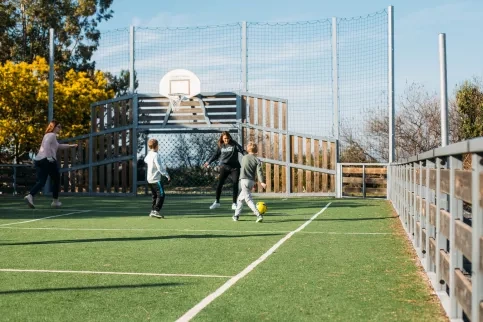 Des enfants jouent dans un city stade.