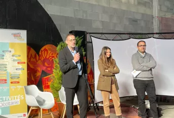 Personne qui parle au micro