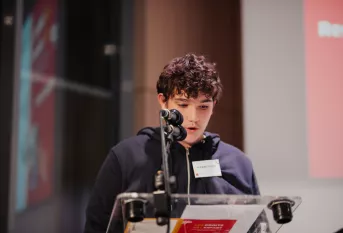 Un enfant au micro