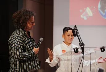 Un enfant parle au micro