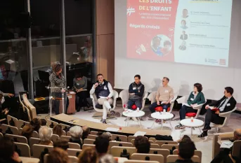 Des personnes sur scène à une conférence