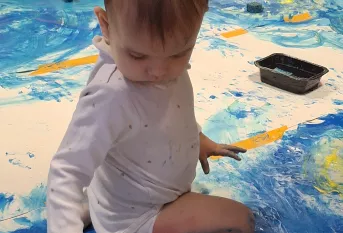 Un enfant fait de la peinture