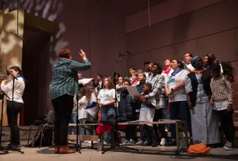 Pèlerinage d'Apprentis d'Auteuil à Lourdes 2024 : Messe dans l'église Sainte-Bernadette- Chorale Bâtisseurs d'espérance