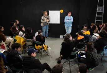 Des jeunes discutent de l'amitié filles/garçons