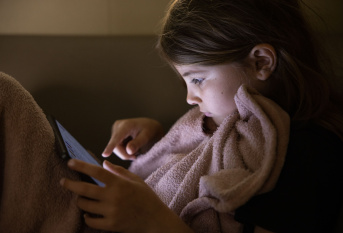 jeune enfant devant un écran