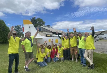 Les bénévoles du tour aérien devant un des ULM