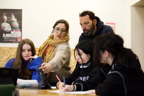 Des professeurs aident des élèves sur un ordinateur