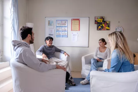 Un jeune discute avec ses professeurs et ses parents