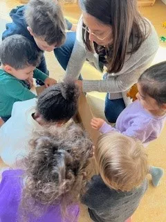 Des enfants jouent des instruments à la crèche