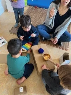 Des enfants jouent des instruments à la crèche