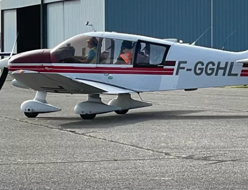 Petit-avion qui attend de prendre son envol