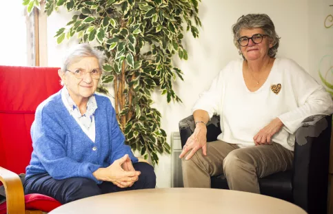 Deux bénévoles de la maison des familles de Bordeaux