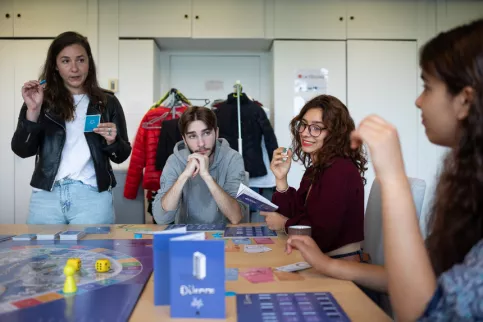 Margot Garnaud anime une partie du jeu Dilemme. Ce jeu sert à l'apprentissage de son budget, sous forme ludique.