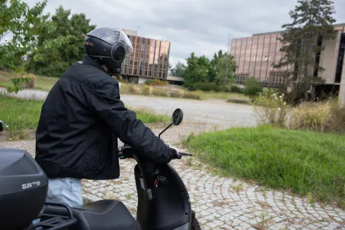 Aide à la mobilité : La Touline loue aux jeunes qui en ont besoin des scooters électriques (avec assurance, casque et blouson)