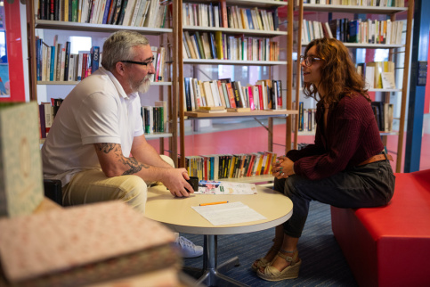Dans la bibliothèque, Cécile, en entretien avec Gaël Detrieux, coordinateur