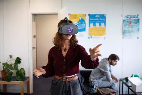 Cécile essaie le casque de réalité virtuelle qui permet de découvrir des métiers