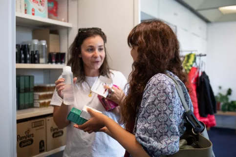 Margot Gournaud, éducatrice, propose à Fatima des produits d'hygiène achetés par la Touline dans le cadre du don solidaire