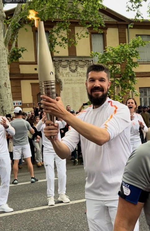 Julien Delabrière avec la flamme olympique
