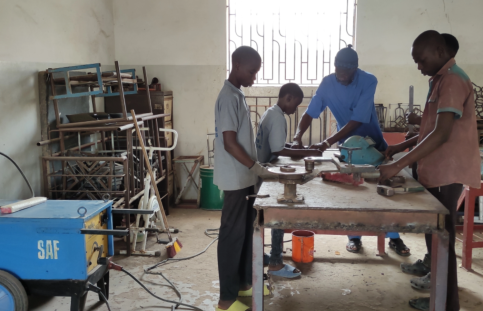 3 jeunes apprennent le bricolage.