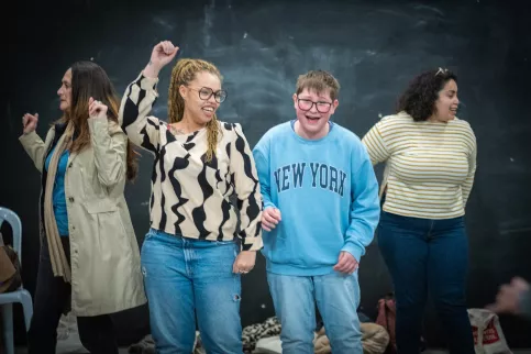 jeunes pratiquant le yoga du rire