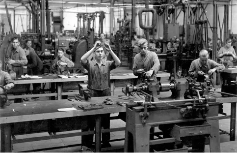 Atelier de mécanique au lycée professionnel Saint-Jean de Sannois en 1957