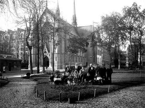 Le père Daniel Brottier entourés d'apprentis agriculteurs en 1932 