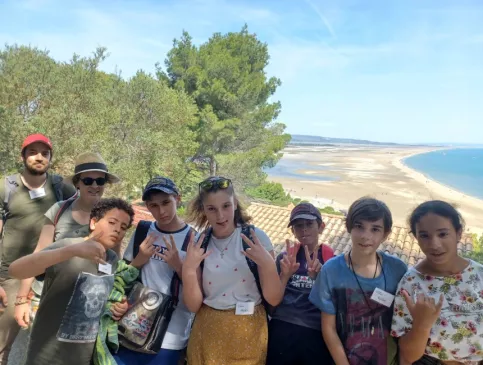 Un groupe de collégiens devant la mer