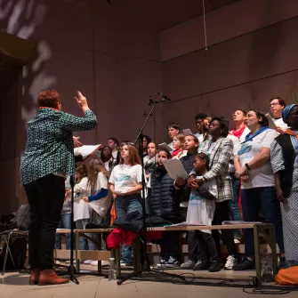 Pèlerinage d'Apprentis d'Auteuil à Lourdes 2024 : Messe dans l'église Sainte-Bernadette- Chorale Bâtisseurs d'espérance
