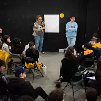 Des jeunes discutent de l'amitié filles/garçons