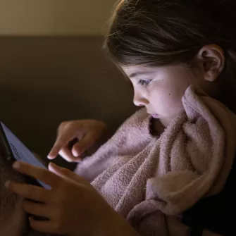 jeune enfant devant un écran