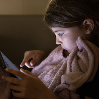 jeune enfant devant un écran