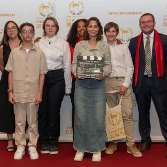 Les jeunes de Saint-François recevant leur prix au grand rex