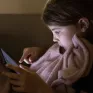 jeune enfant devant un écran