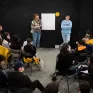 Des jeunes en pleine réflexion