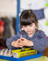 Une enfant joue dans une classe maternelle