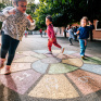 Des enfants jouent dans la cour de l'école.